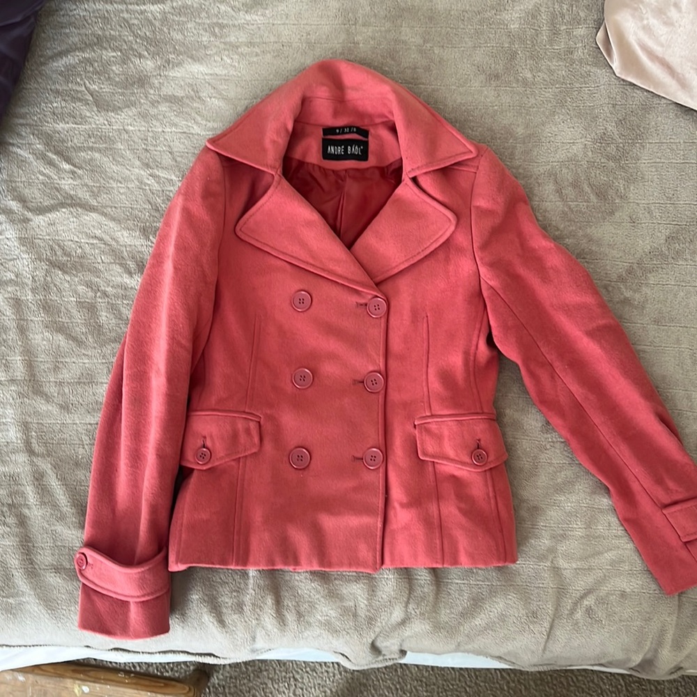 Beautifully salmon color coat, it’s warm and stylish